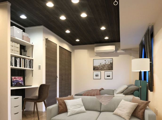 木目調の天井とダウンライトの洗練された室内